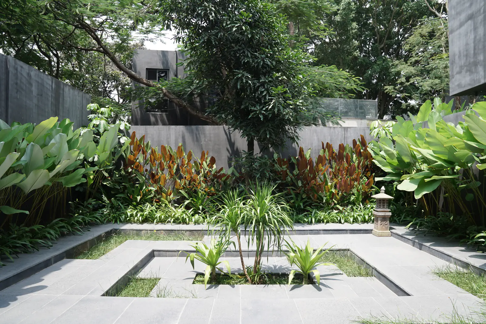 Suite courtyard beside the pool